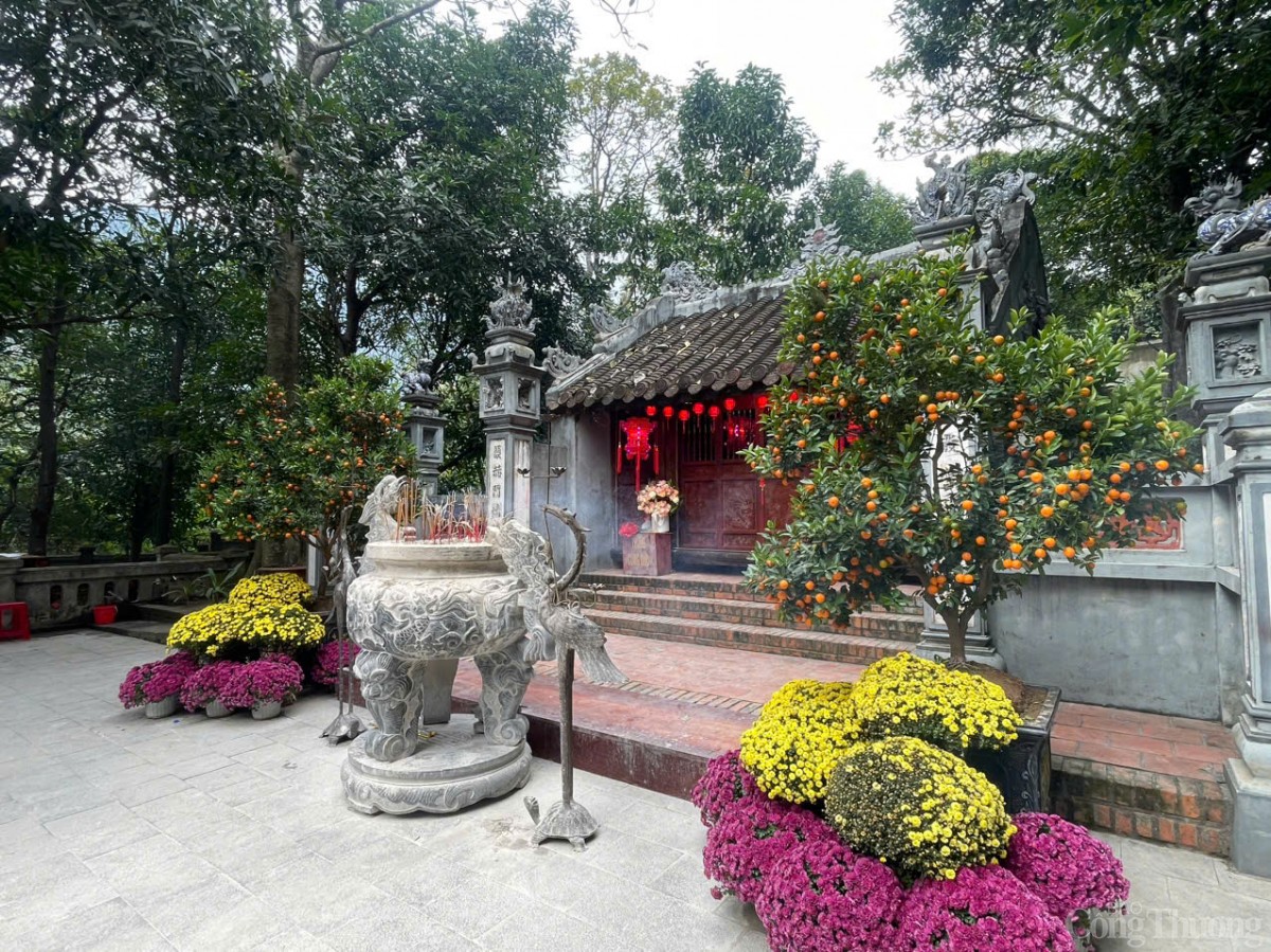 Đền thờ chính trong khu đền thờ Thánh Mẫu Liễu Hạnh  Đền thờ chính trong khu đền thờ Thánh Mẫu Liễu Hạnh