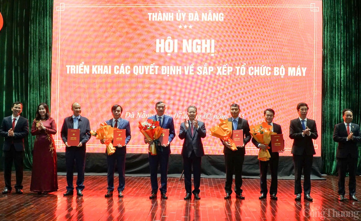 Bí thư Thành ủy Đà Nẵng trao quyết định và tặng hoa chúc mừng Đảng bộ UBND TP. Đà Nẵng Bí thư Thành ủy Đà Nẵng trao quyết định và tặng hoa chúc mừng Đảng bộ UBND TP. Đà Nẵng