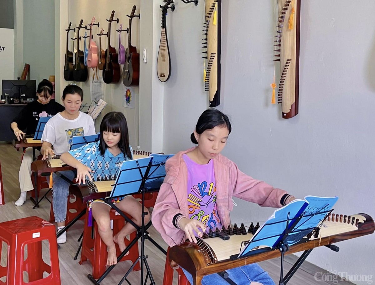 Cô gái Gia Lai đưa nhạc cụ truyền thống vươn xa Cô gái Gia Lai đưa nhạc cụ truyền thống vươn xa