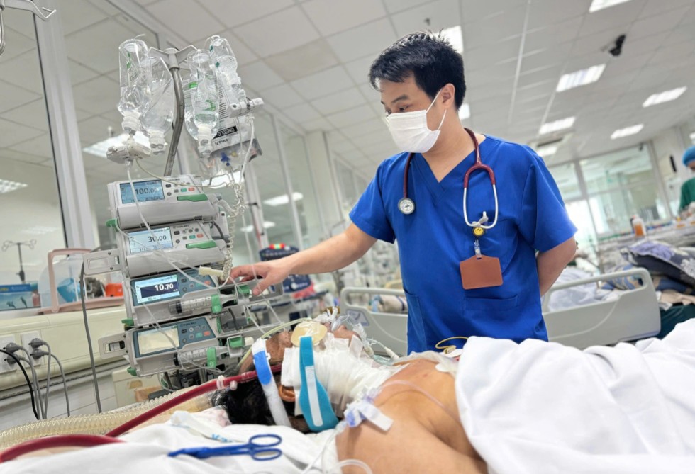 Bác sĩ Bệnh viện Bệnh Nhiệt đới T.Ư điều trị cho bệnh nhân mắc cúm Bác sĩ Bệnh viện Bệnh Nhiệt đới T.Ư điều trị cho bệnh nhân mắc cúm