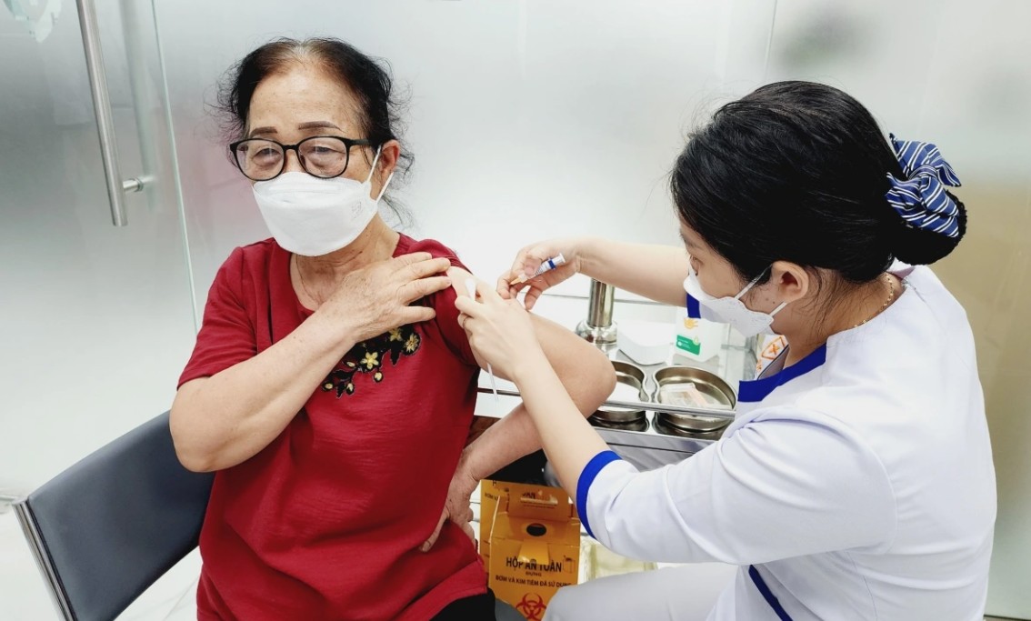 Những người lớn tuổi, người có bệnh nền khi mắc cúm A dễ diễn biến nặng. Do đó, tiêm vaccine cúm là biện pháp phòng bệnh hiệu quả nhất. Những người lớn tuổi, người có bệnh nền khi mắc cúm A dễ diễn biến nặng. Do đó, tiêm vaccine cúm là biện pháp phòng bệnh hiệu quả nhất.