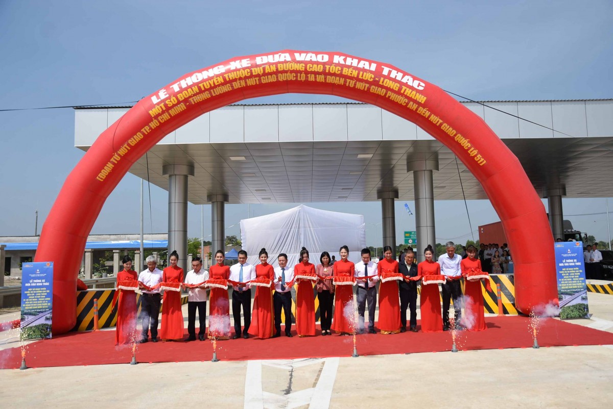 Các đại biểu thực hiện nghi thức cắt băng thông xe đưa vào khai thác hai đoạn tuyến thuộc Dự án Đường cao tốc Bến Lức - Long Thành. Ảnh: Phạm Tùng Các đại biểu thực hiện nghi thức cắt băng thông xe đưa vào khai thác hai đoạn tuyến thuộc Dự án Đường cao tốc Bến Lức - Long Thành. Ảnh: Phạm Tùng