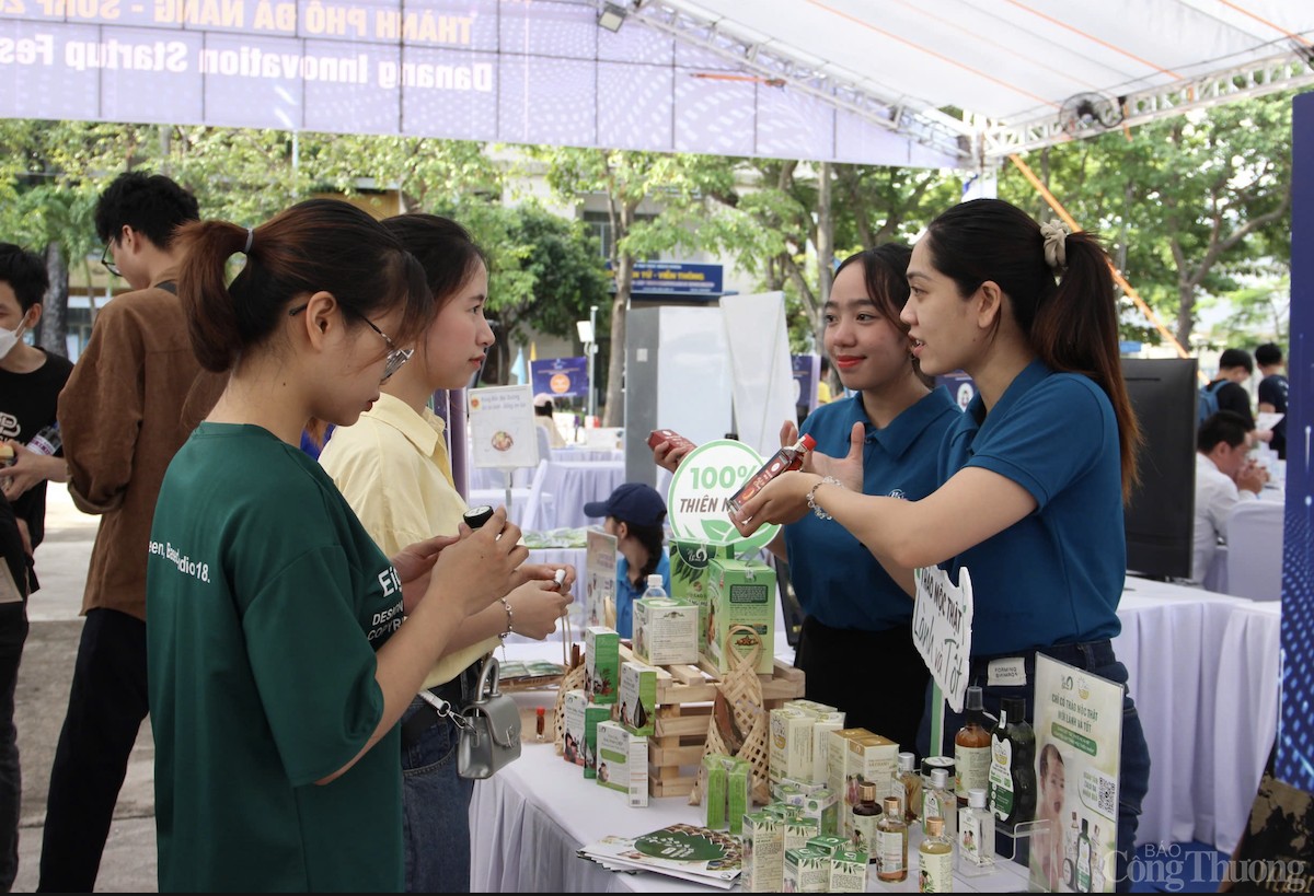 Chị Liên cùng các cộng sự giới thiệu sản phẩm tinh dầu tràm tại mọt chương trình quảng bá, xúc tiến thương mại tại Đà Nẵng