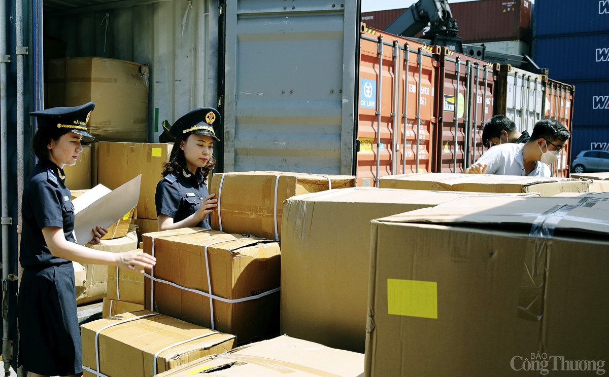 Lực lượng hải quan kiểm tra hàng hóa