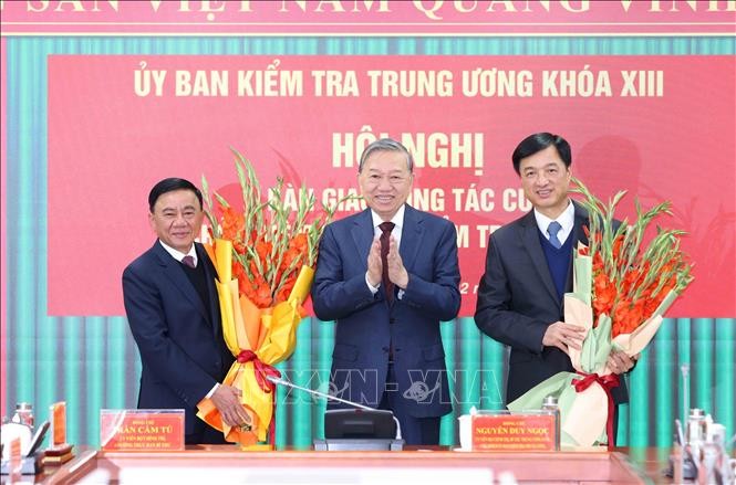 Tổng Bí thư Tô Lâm tặng hoa chúc mừng đồng chí Trần Cẩm Tú và đồng chí Nguyễn Duy Ngọc. Ảnh: Phương Hoa/TTXVN