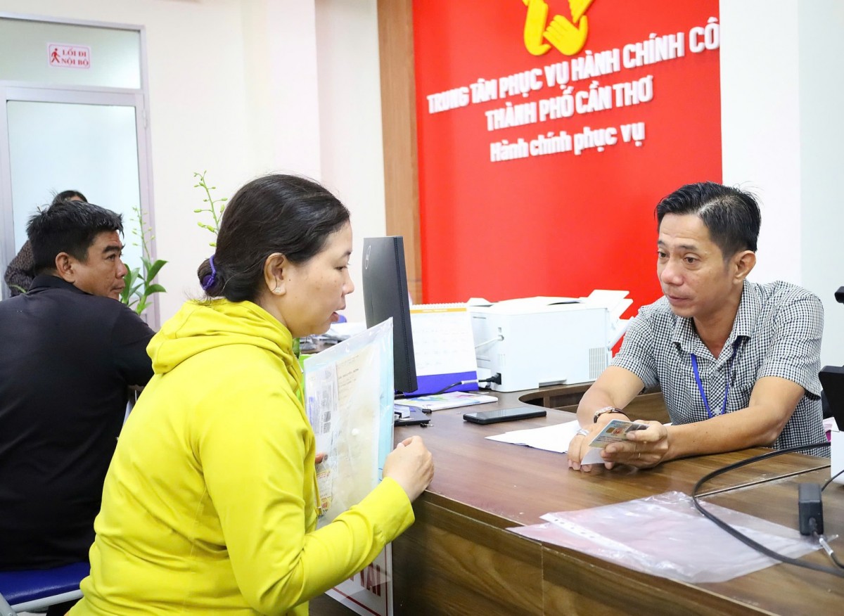 Người dân đến giải quyết thủ tục hành chính tại Trung tâm Phục vụ hành chính công thành phố Cần Thơ. Ảnh minh họa