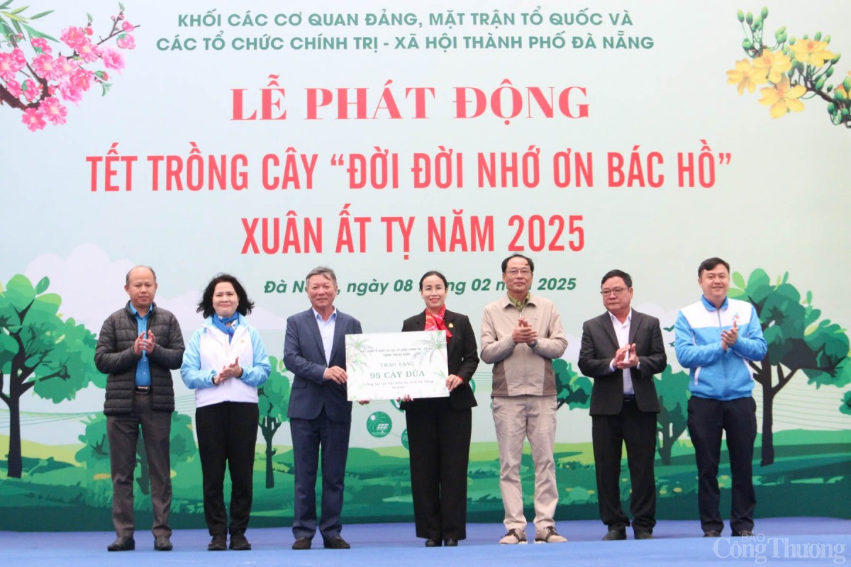 Khối Mặt trận Tổ quốc và các tổ chức chính trị - xã hội thành phố trao tặng 95 cây dừa cho Ủy ban nhân dân thành phố Đà Nẵng. Khối Mặt trận Tổ quốc và các tổ chức chính trị - xã hội thành phố trao tặng 95 cây dừa cho Ủy ban nhân dân thành phố Đà Nẵng.