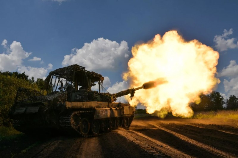 Xe tăng Nga nã hỏa lực tại Donetsk, nơi đang là điểm