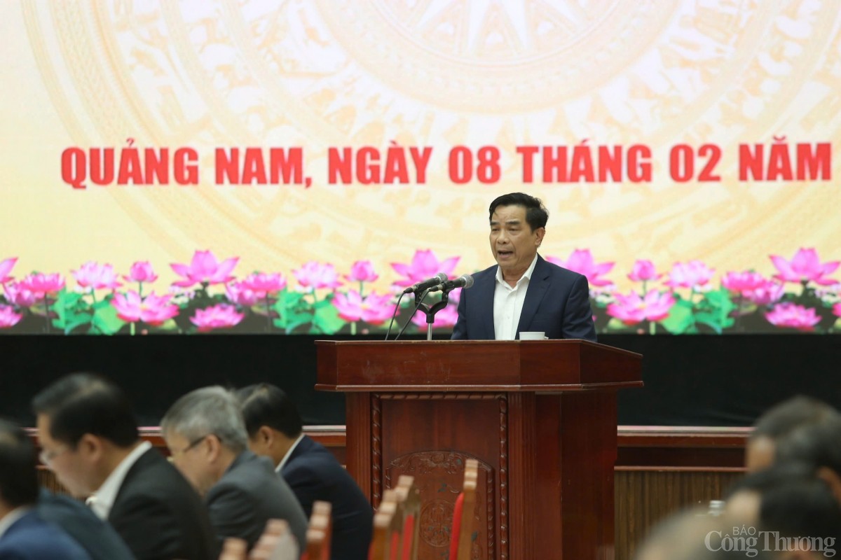 Chủ tịch UBND tỉnh Quảng Nam Lê Văn Dũng báo cáo tình hình phát triển kinh tế - xã hội tỉnh và nêu đề xuất kiến nghị đến lãnh đạo Chính phủ Chủ tịch UBND tỉnh Quảng Nam Lê Văn Dũng báo cáo tình hình phát triển kinh tế - xã hội tỉnh và nêu đề xuất kiến nghị đến lãnh đạo Chính phủ