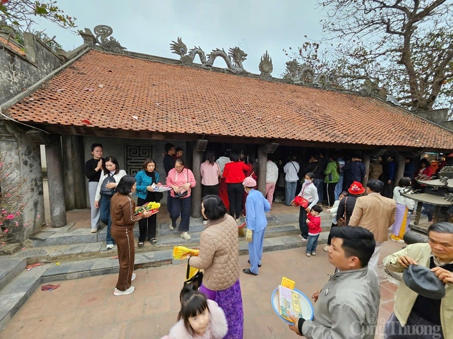 Đền Độc Cước nườm nượp du khách những ngày đầu Xuân
