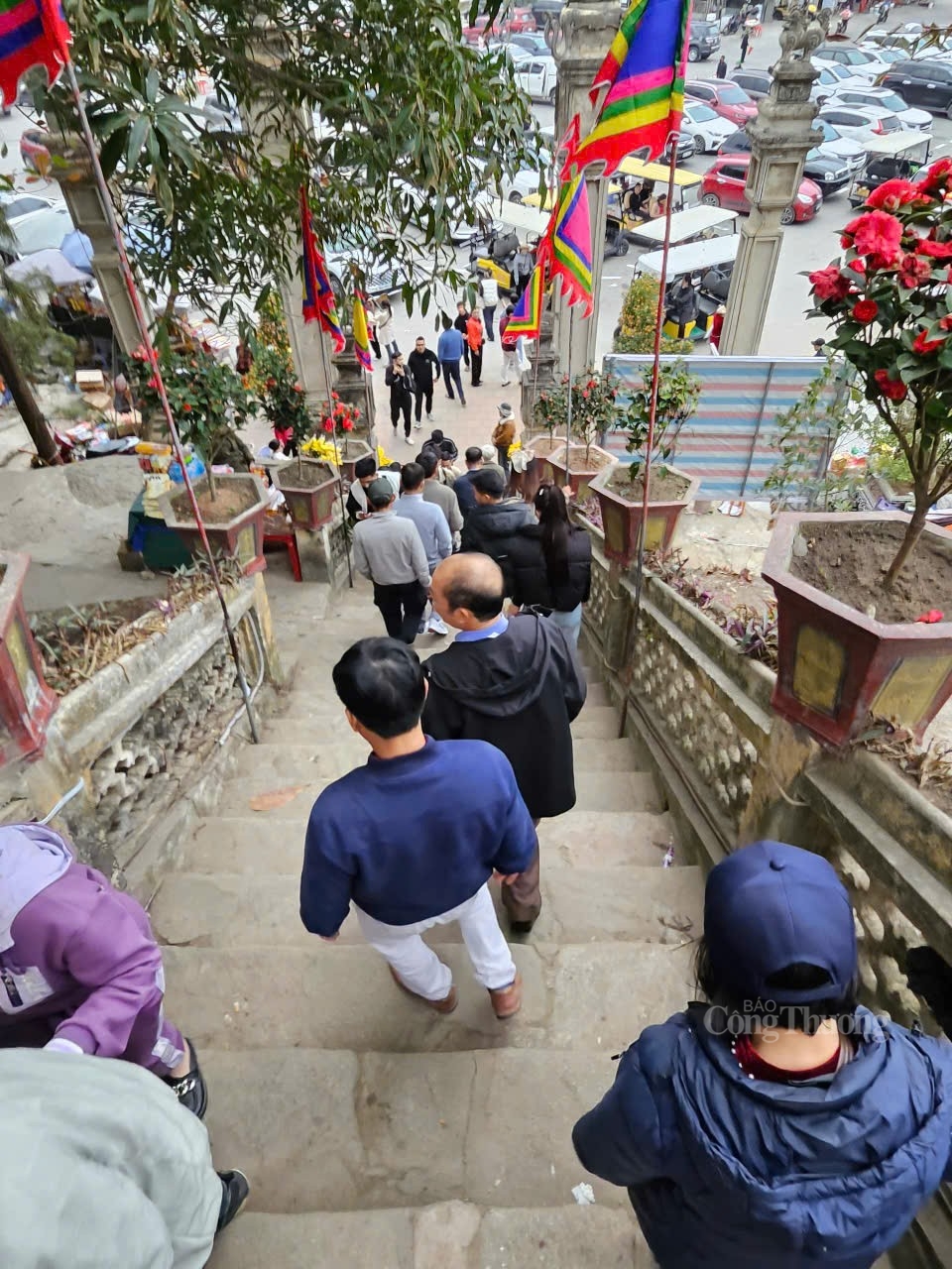 Đền Độc Cước nườm nượp du khách những ngày đầu Xuân