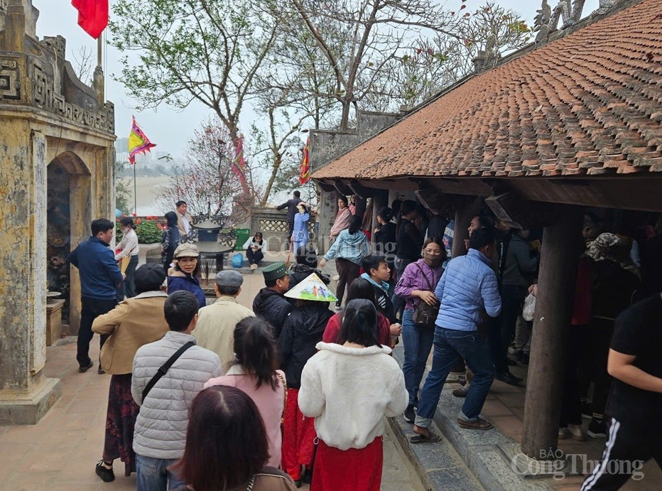 Đền Độc Cước nườm nượp du khách những ngày đầu Xuân