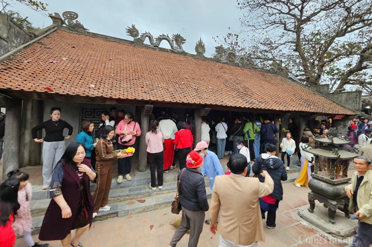 Đền Độc Cước nườm nượp du khách những ngày đầu Xuân