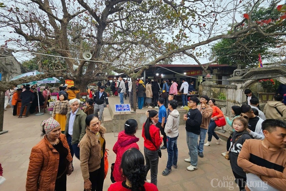 Đền Độc Cước nườm nượp du khách những ngày đầu Xuân