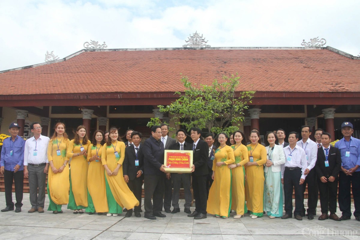 Thủ tướng Phạm Minh Chính thăm, tặng quà cán bộ, người lao động tại Khu lưu niệm Thủ tướng Phạm Minh Chính thăm, tặng quà cán bộ, người lao động tại Khu lưu niệm