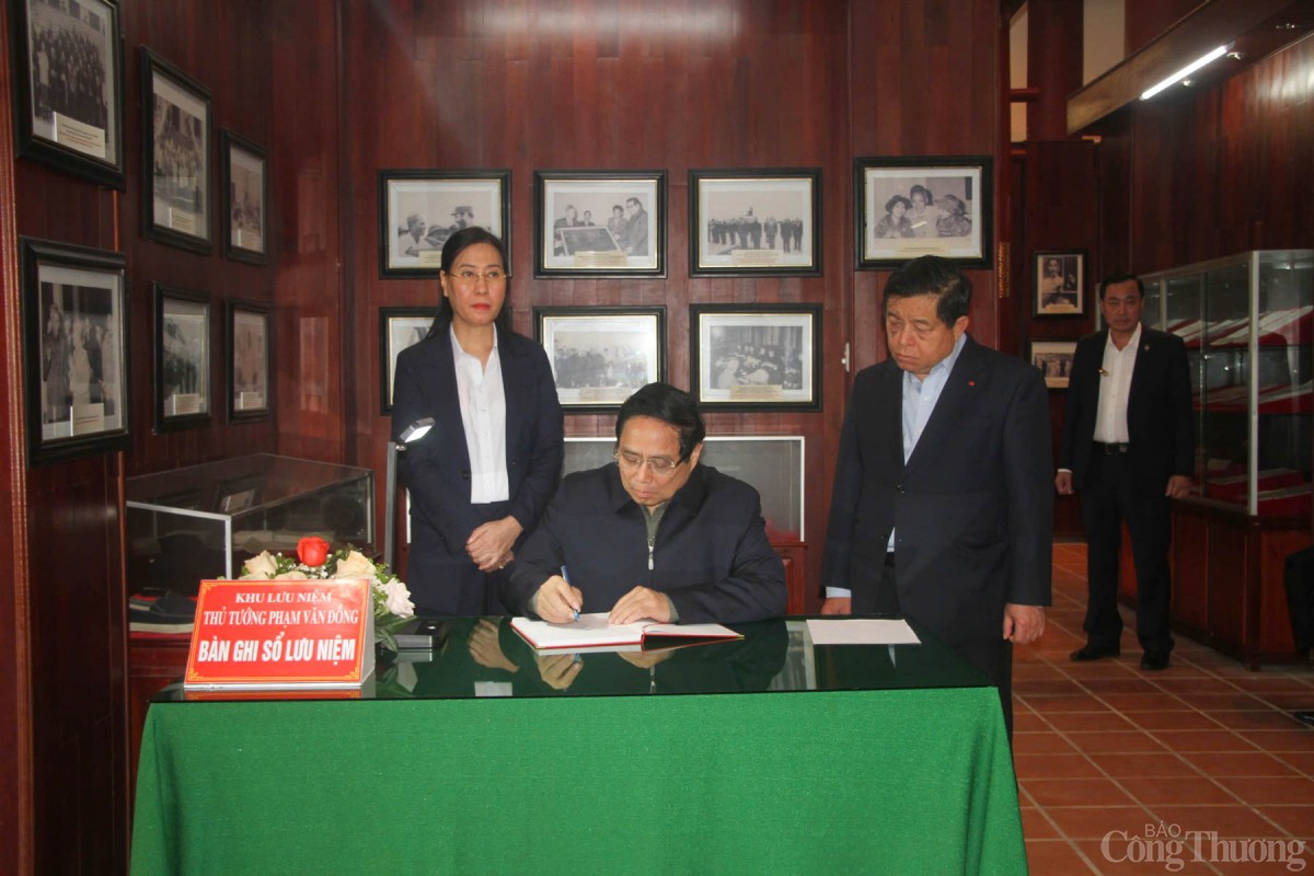 Thủ tướng Phạm Minh Chính viết sổ lưu niệm tại khu lưu niệm Thủ tướng Phạm Minh Chính viết sổ lưu niệm tại khu lưu niệm