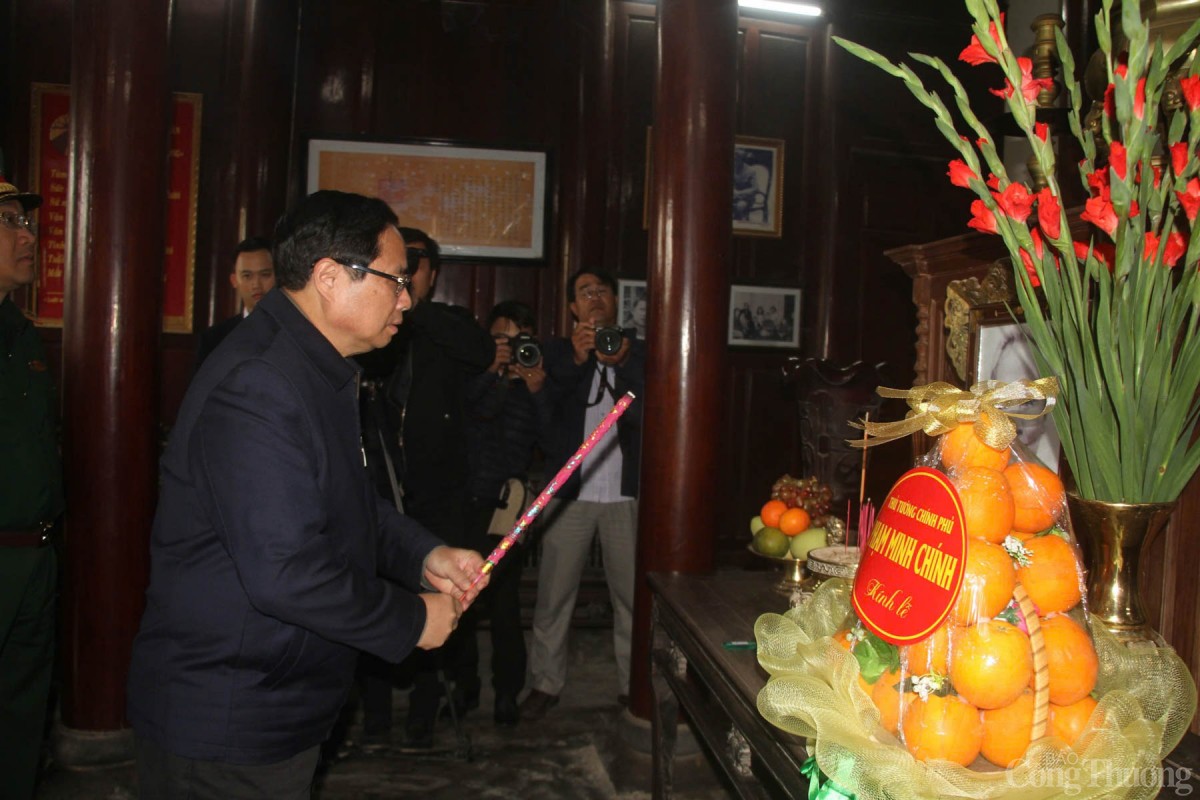 Thủ tướng Phạm Minh Chính dâng hương tại khu lưu niệm cố Thủ tướng Phạm Văn Đồng Thủ tướng Phạm Minh Chính dâng hương tại khu lưu niệm cố Thủ tướng Phạm Văn Đồng