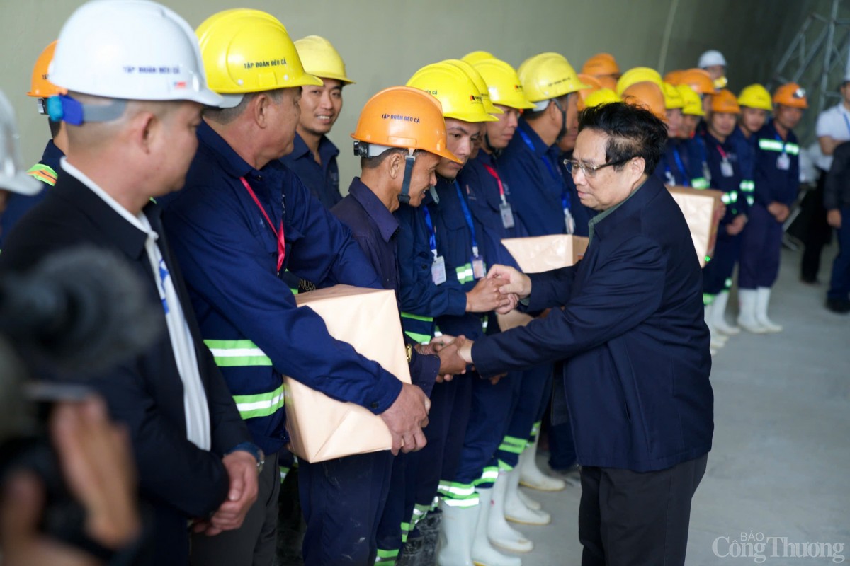 Thủ tướng Phạm Minh Chính dâng hương tại khu lưu niệm Cố Thủ tướng Phạm Minh Chính dâng hương tại khu lưu niệm Cố