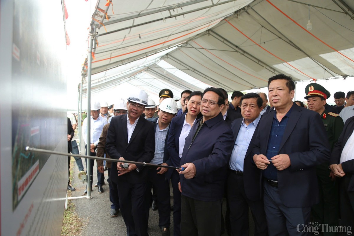 Thủ tướng Phạm Minh Chính dâng hương tại khu lưu niệm Cố Thủ tướng Phạm Minh Chính dâng hương tại khu lưu niệm Cố