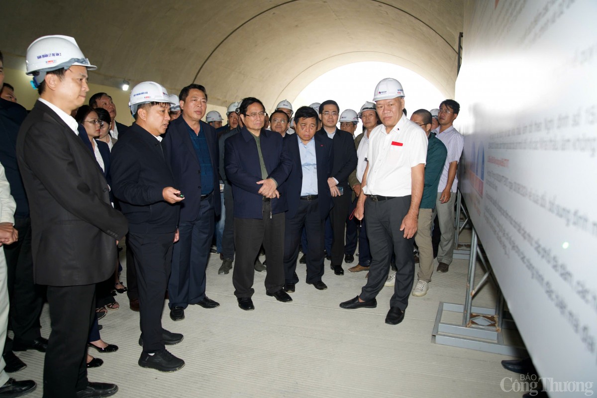 Thủ tướng Phạm Minh Chính dâng hương tại khu lưu niệm Cố Thủ tướng Phạm Minh Chính dâng hương tại khu lưu niệm Cố