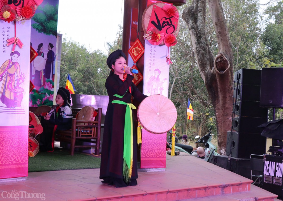 Hàng vạn du khách về với hội Lim ngày khai hội