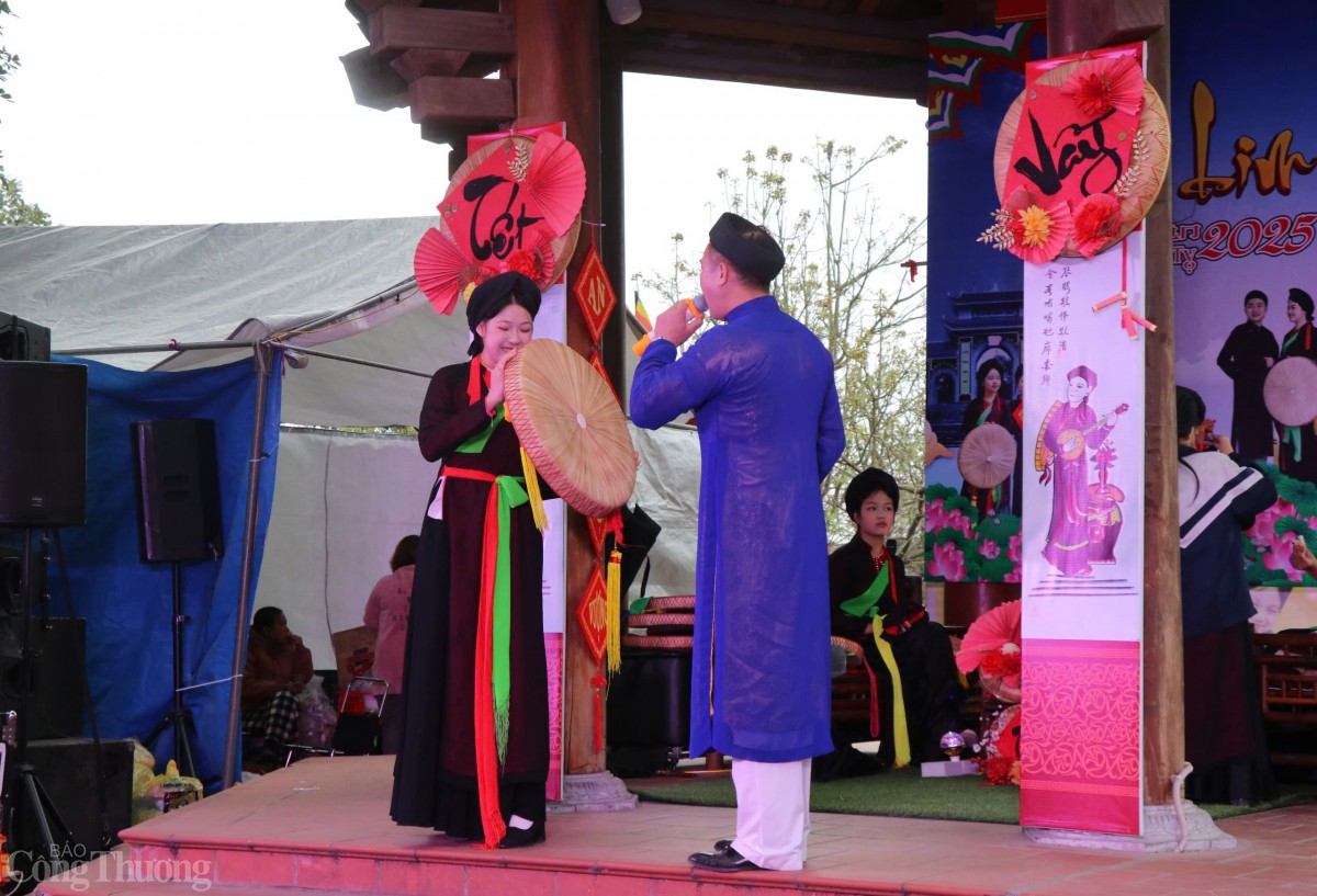 Hàng vạn du khách về với hội Lim ngày khai hội