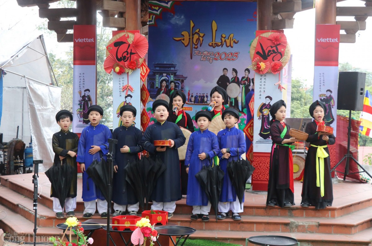 Hàng vạn du khách về với hội Lim ngày khai hội