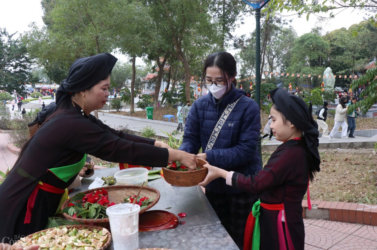 Hàng vạn du khách về với hội Lim ngày khai hội