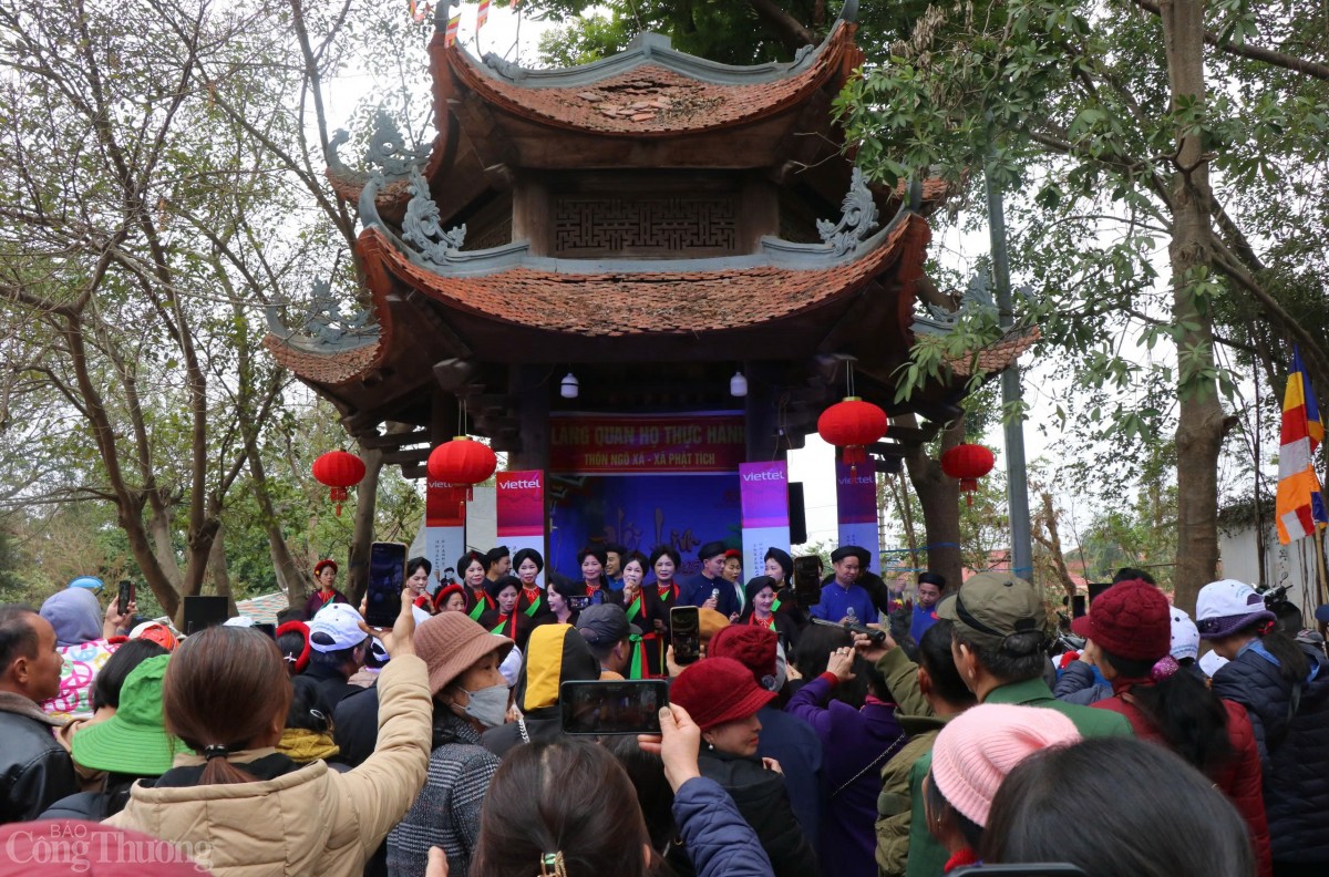 Hàng vạn du khách về với hội Lim ngày khai hội