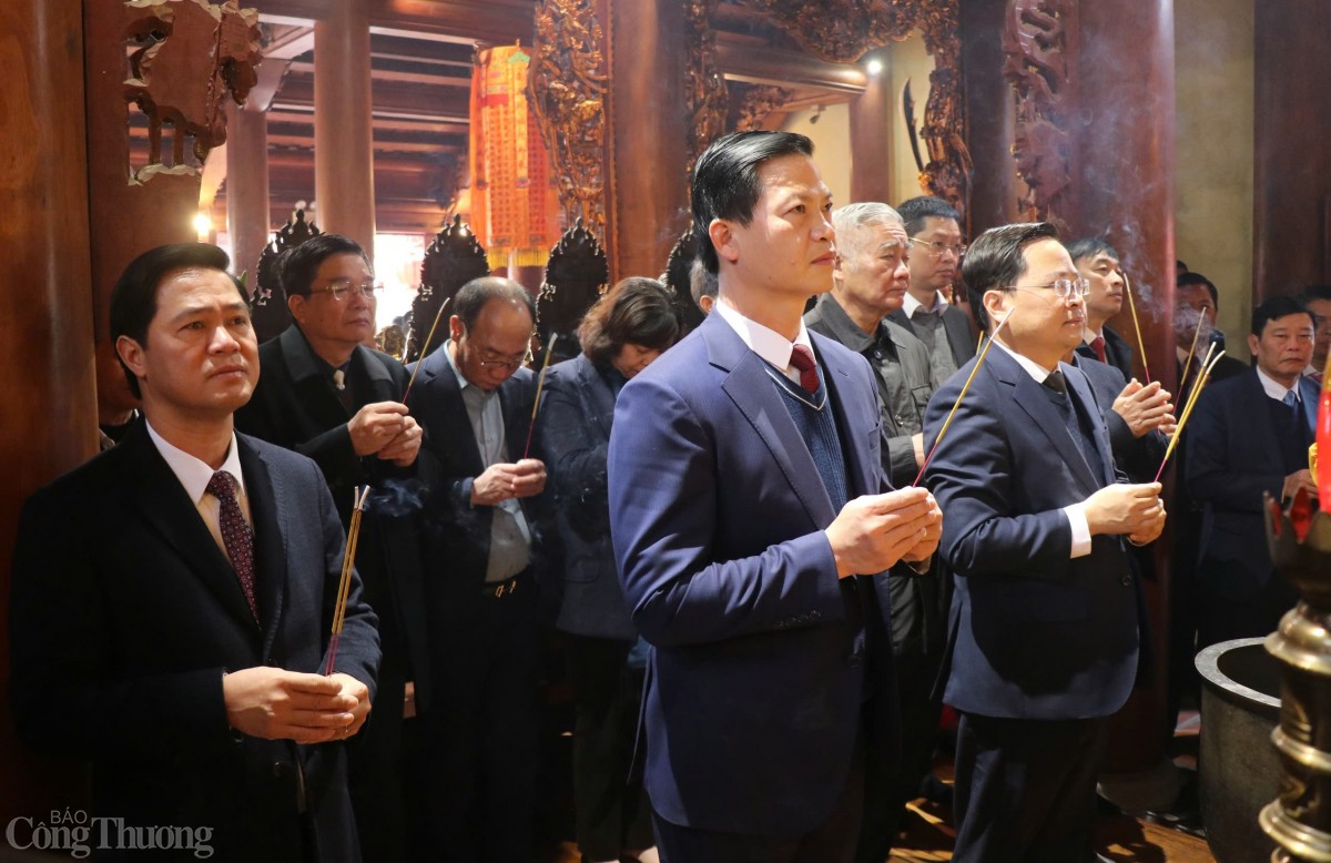 Hàng vạn du khách về với hội Lim ngày khai hội