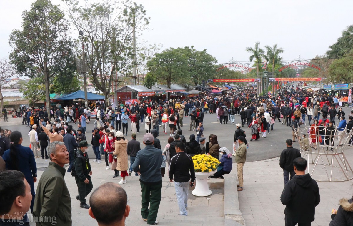 Hàng vạn du khách về với hội Lim ngày khai hội