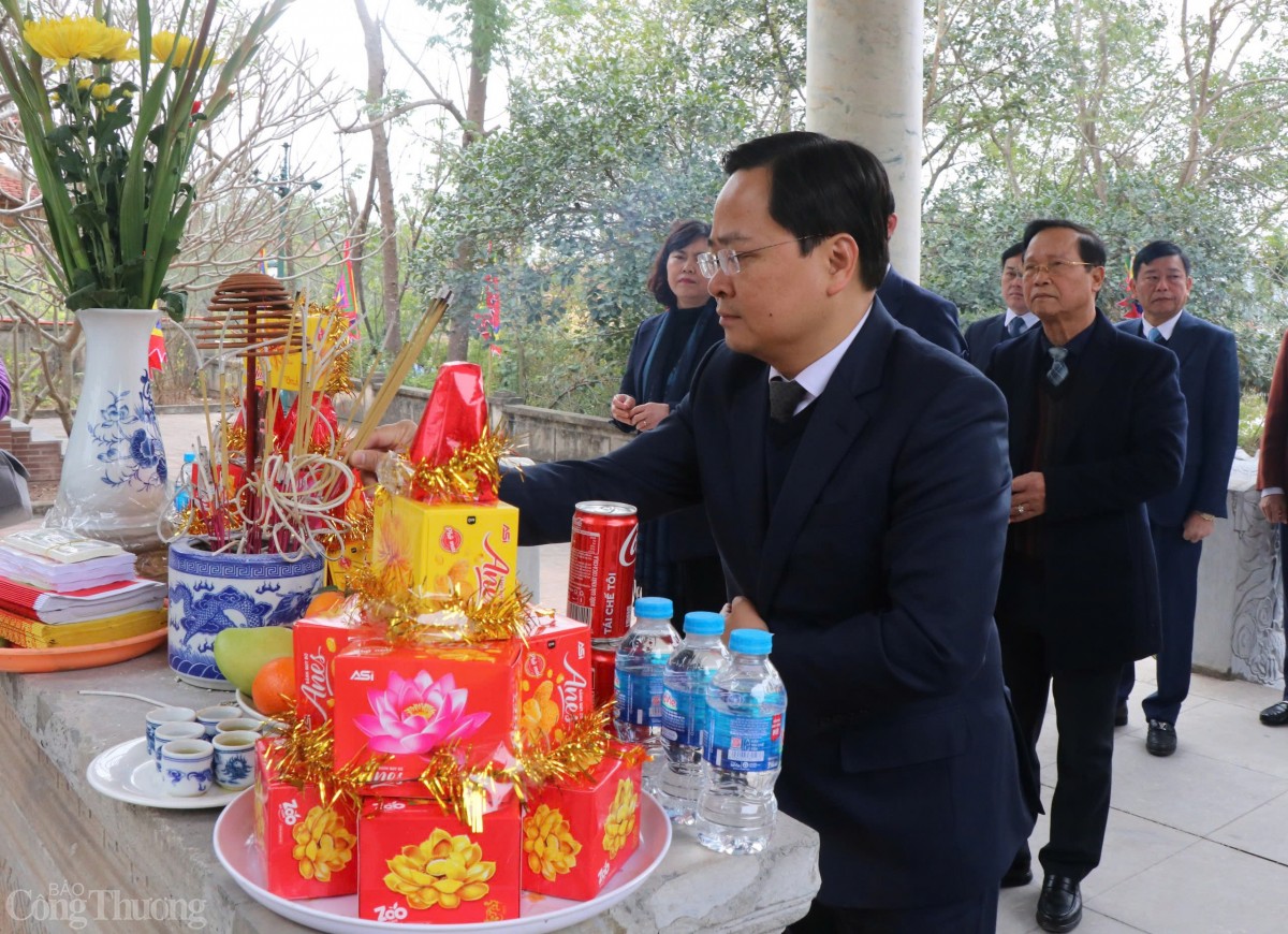 Hàng vạn du khách về với hội Lim ngày khai hội