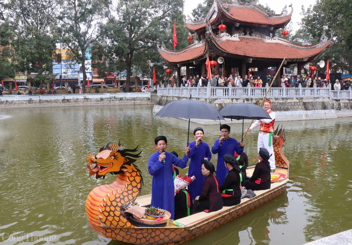 Hàng vạn du khách về với hội Lim ngày khai hội