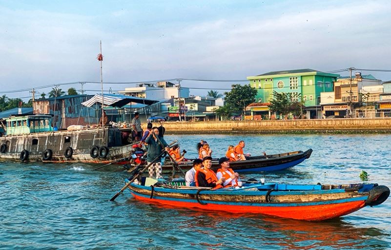 Du khách tham quan chợ nổi Cái Răng. Ảnh: Kiều Mai Du khách tham quan chợ nổi Cái Răng. Ảnh: Kiều Mai