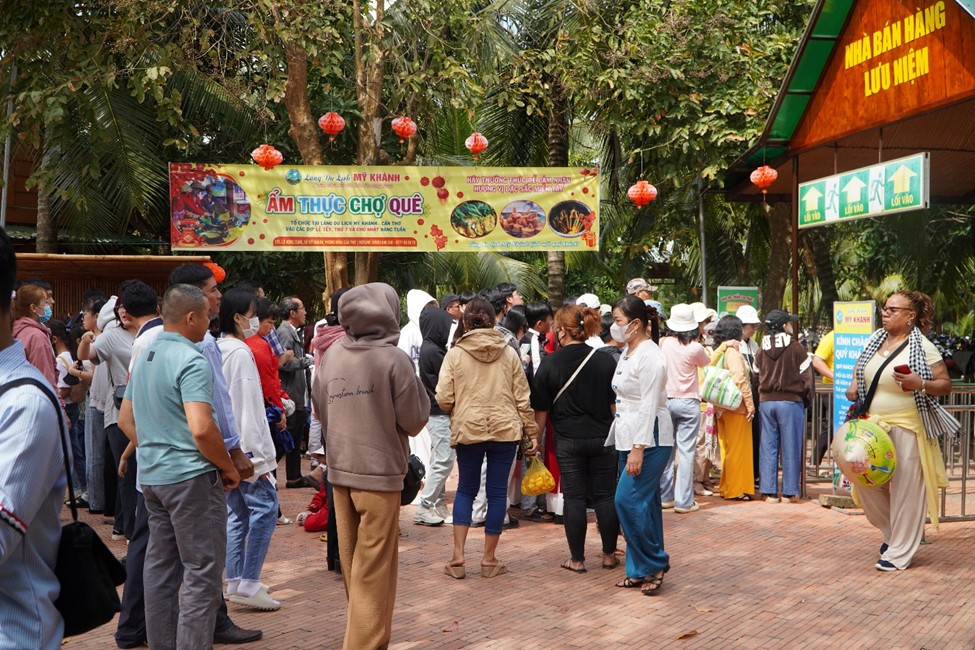 Du khách háo hức trải nghiệm không khí tết Làng Du lịch Mỹ Khánh. Ảnh: Làng Du lịch Mỹ Khánh Du khách háo hức trải nghiệm không khí tết Làng Du lịch Mỹ Khánh. Ảnh: Làng Du lịch Mỹ Khánh