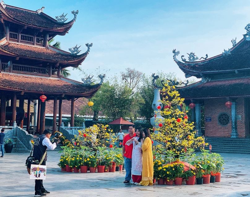 Du khách chụp ảnh tại Thiền Viện Trúc Lâm Phương Nam. Ảnh: Kiều Mai Du khách chụp ảnh tại Thiền Viện Trúc Lâm Phương Nam. Ảnh: Kiều Mai