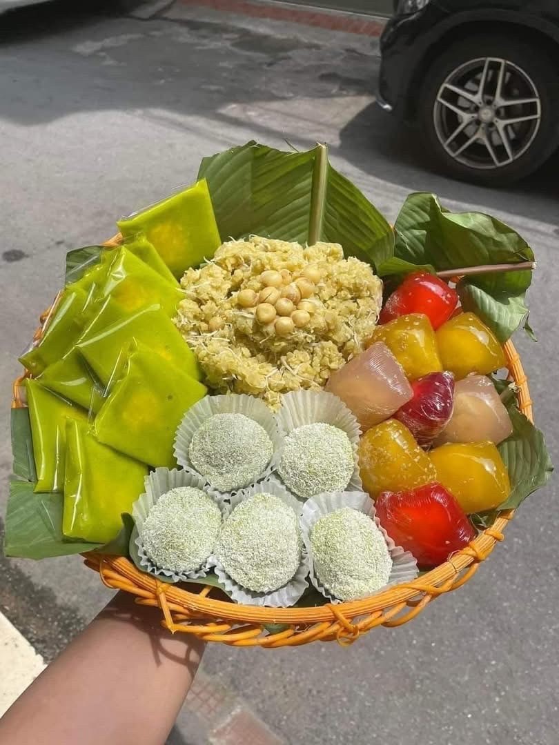 Một set cúng đầy đặn với xôi cốm dừa, chả cốm, bánh cốm với giá từ 500.000 đồng/set rất được ưa chuộng. Ảnh chụp màn hình Một set cúng đầy đặn với xôi cốm dừa, chả cốm, bánh cốm với giá từ 500.000 đồng/set rất được ưa chuộng. Ảnh chụp màn hình