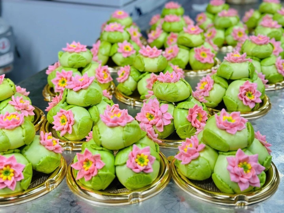 Bánh bao tạo hình hoa sen vừa ngon vừa đẹp mắt dâng lễ cúng. Ảnh chụp màn hình Bánh bao tạo hình hoa sen vừa ngon vừa đẹp mắt dâng lễ cúng. Ảnh chụp màn hình