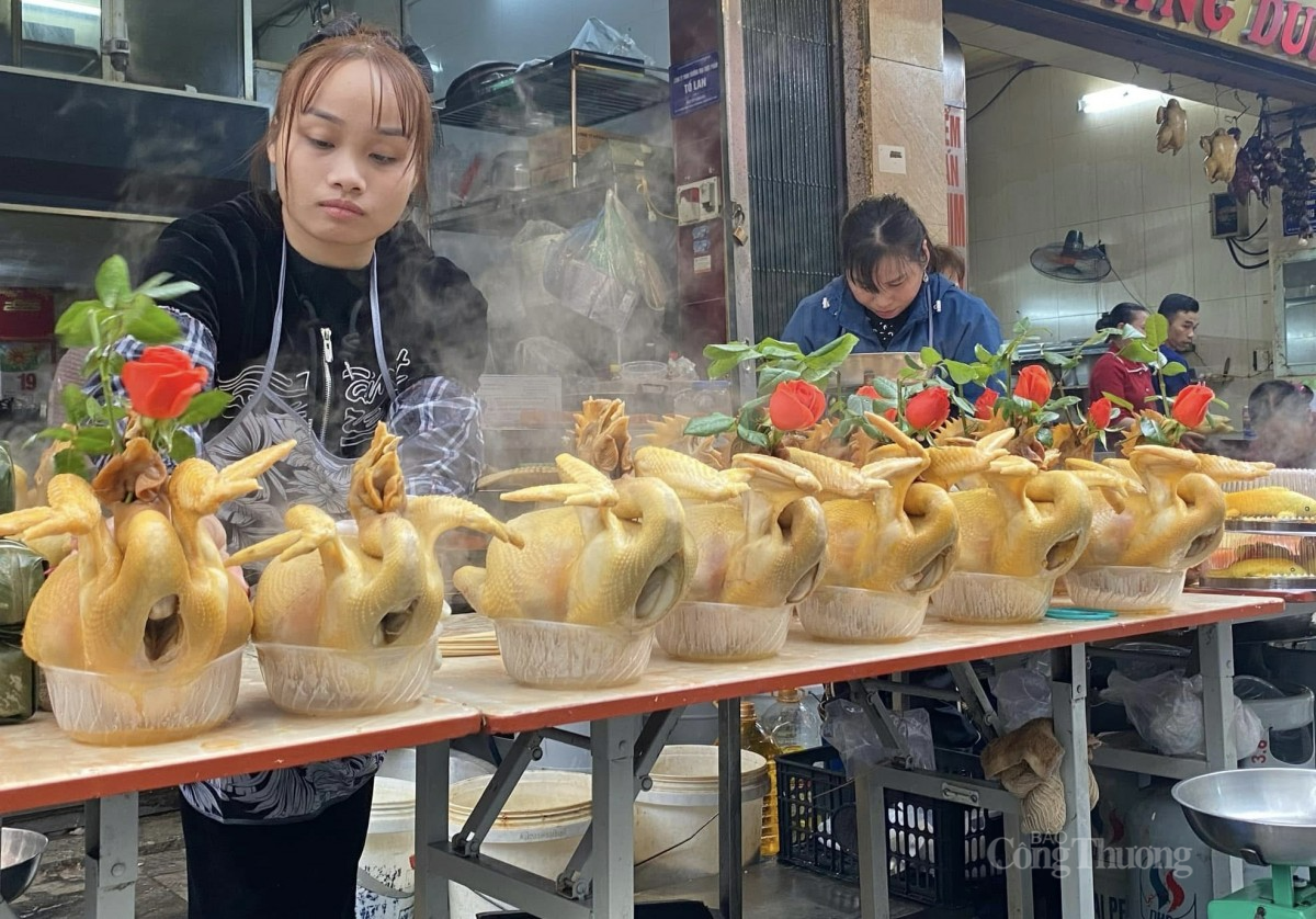 Giá gà lễ không biến động nhiều so với dịp Tết Nguyên đán. Ảnh: Nguyễn Vân Giá gà lễ không biến động nhiều so với dịp Tết Nguyên đán. Ảnh: Nguyễn Vân
