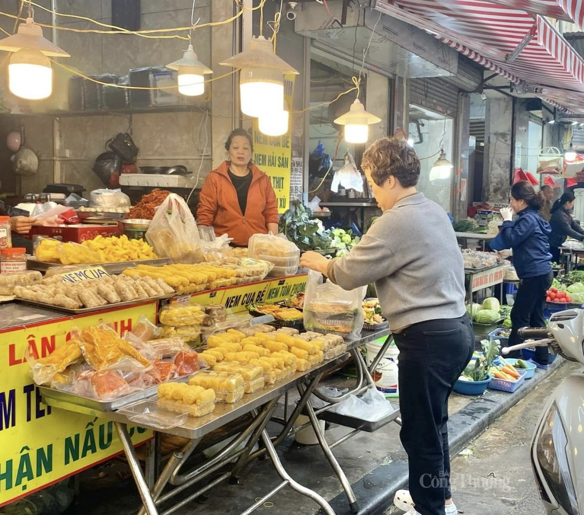 Những hộp nem chay, nem mặn được người bán đóng hộp cẩn thận, đảm bảo. Ảnh: Nguyễn Vân Những hộp nem chay, nem mặn được người bán đóng hộp cẩn thận, đảm bảo. Ảnh: Nguyễn Vân