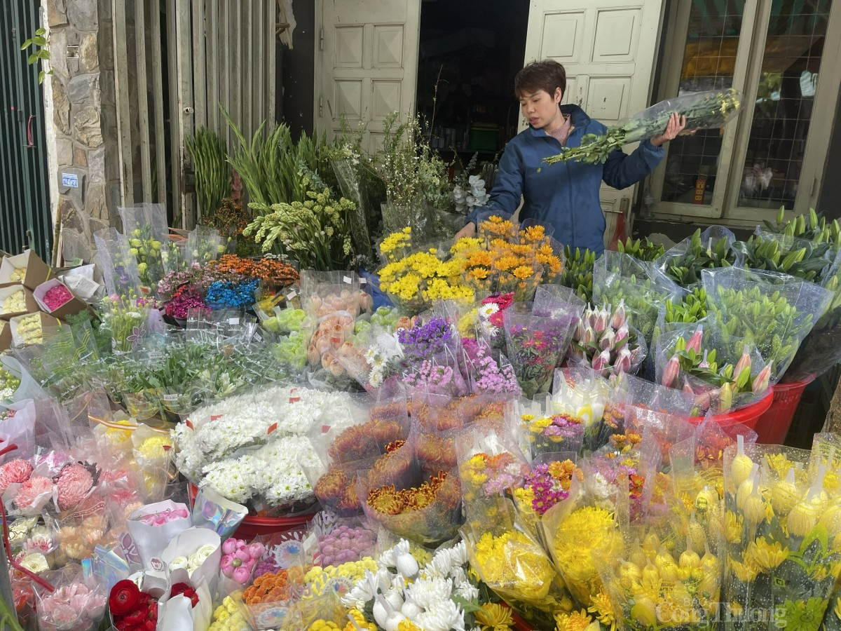 Giá hoa tươi tăng cao hơn vì sát gần dịp Valentine. Ảnh: Nguyễn Vân Giá hoa tươi tăng cao hơn vì sát gần dịp Valentine. Ảnh: Nguyễn Vân