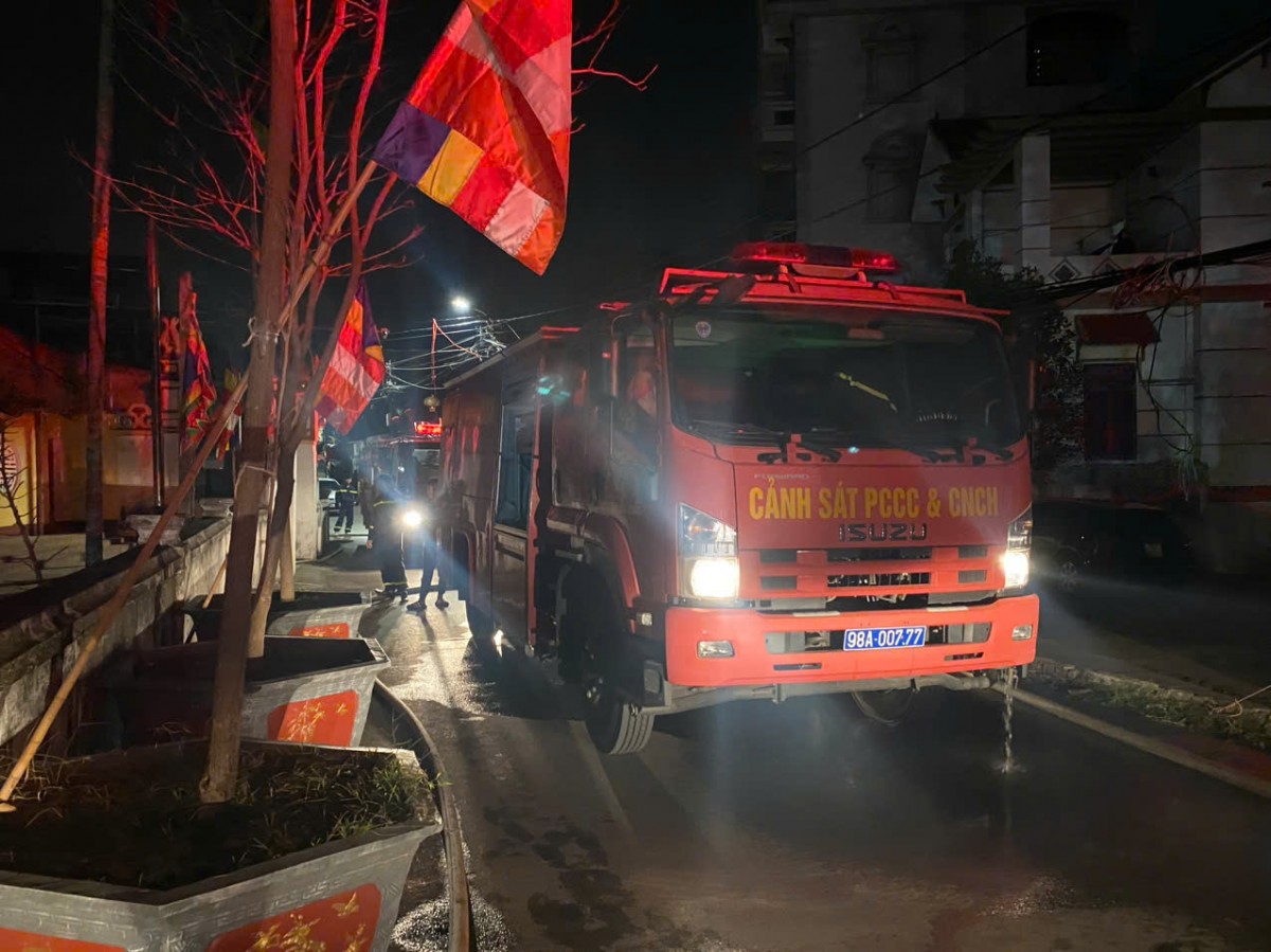Tỉnh Bắc Giang: Cháy chùa Vẽ, nhiều tượng phật bị hư hỏng nặng Tỉnh Bắc Giang: Cháy chùa Vẽ, nhiều tượng phật bị hư hỏng nặng
