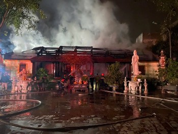 Cháy lớn tại ngôi chùa 300 năm tuổi ở Bắc Giang