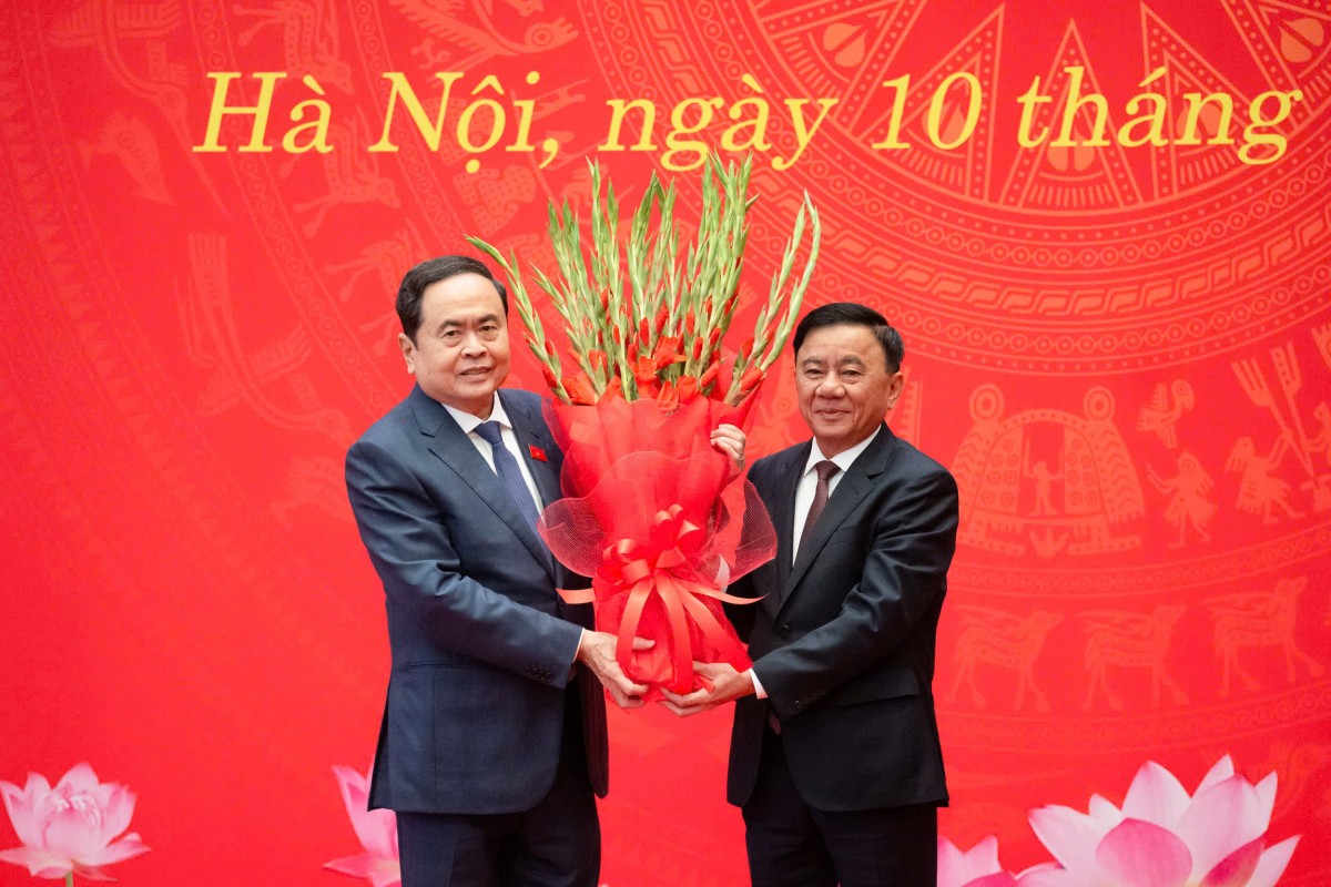 Đồng chí Trần Cẩm Tú, Ủy viên Bộ Chính trị, Thường trực Ban Bí thư tặng hoa chúc mừng đồng chí Trần Thanh Mẫn được Bộ Chính trị chỉ định giữ chức Bí thư Đảng ủy Quốc hội nhiệm kỳ 2020 - 2025 Đồng chí Trần Cẩm Tú, Ủy viên Bộ Chính trị, Thường trực Ban Bí thư tặng hoa chúc mừng đồng chí Trần Thanh Mẫn được Bộ Chính trị chỉ định giữ chức Bí thư Đảng ủy Quốc hội nhiệm kỳ 2020 - 2025