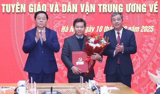 Lãnh đạo Ban Tuyên giáo và Dân vận Trung ương trao Quyết định bổ nhiệm Vụ trưởng, Chánh Văn phòng Ban Chỉ đạo 35 Trung ương. (Ảnh: Phương Hoa/TTXVN) Lãnh đạo Ban Tuyên giáo và Dân vận Trung ương trao Quyết định bổ nhiệm Vụ trưởng, Chánh Văn phòng Ban Chỉ đạo 35 Trung ương. (Ảnh: Phương Hoa/TTXVN)