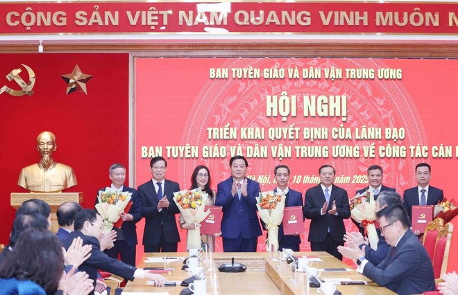 Lãnh đạo Ban Tuyên giáo và Dân vận Trung ương trao Quyết định bổ nhiệm lãnh đạo Vụ Địa phương 1. (Ảnh: Phương Hoa/TTXVN) Lãnh đạo Ban Tuyên giáo và Dân vận Trung ương trao Quyết định bổ nhiệm lãnh đạo Vụ Địa phương 1. (Ảnh: Phương Hoa/TTXVN)