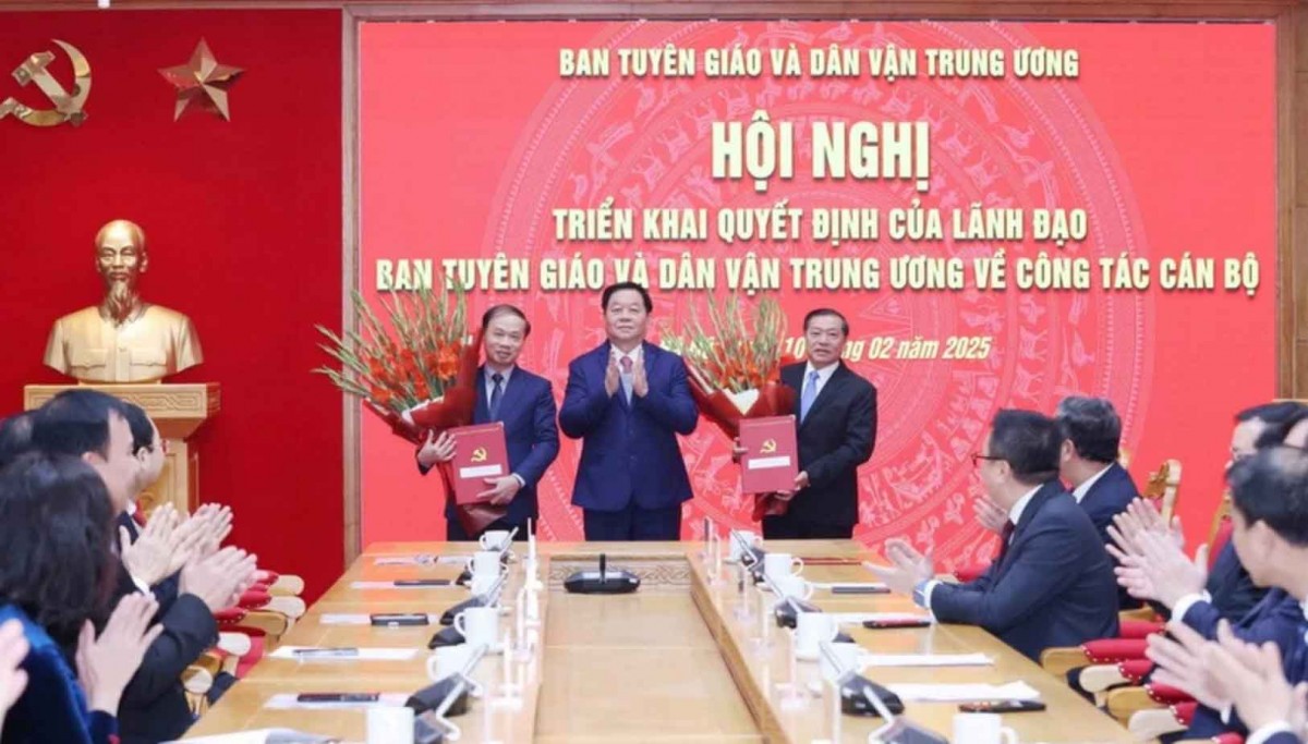 Ông Nguyễn Trọng Nghĩa, Ủy viên Bộ Chính trị, Bí thư Trung ương Đảng, Trưởng Ban Tuyên giáo và Dân vận Trung ương trao quyết định tham gia Ban Thường vụ Đảng uỷ các cơ quan Đảng Trung ương cho hai Phó Trưởng Ban Lại Xuân Môn và Phạm Tất Thắng. (Ảnh: Phương Hoa/TTXVN) Ông Nguyễn Trọng Nghĩa, Ủy viên Bộ Chính trị, Bí thư Trung ương Đảng, Trưởng Ban Tuyên giáo và Dân vận Trung ương trao quyết định tham gia Ban Thường vụ Đảng uỷ các cơ quan Đảng Trung ương cho hai Phó Trưởng Ban Lại Xuân Môn và Phạm Tất Thắng. (Ảnh: Phươn