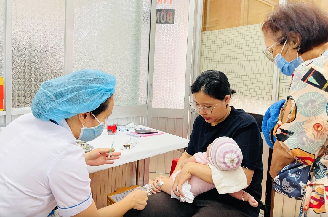 Hà Nội sẽ triển khai tiêm chủng vaccine phòng sởi cho trẻ 6-9 tháng tuổi - Ảnh minh họa Hà Nội sẽ triển khai tiêm chủng vaccine phòng sởi cho trẻ 6-9 tháng tuổi - Ảnh minh họa