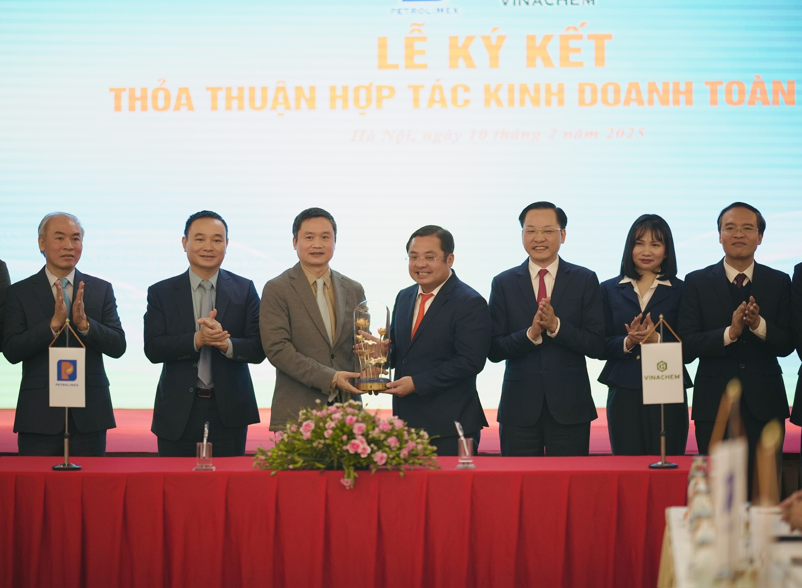 Tổng giám đốc Petrolimex và  Tổng giám đốc VNPT ký kết hợp tác giữa hai Tập đoàn. Tổng giám đốc Petrolimex và  Tổng giám đốc VNPT ký kết hợp tác giữa hai Tập đoàn.