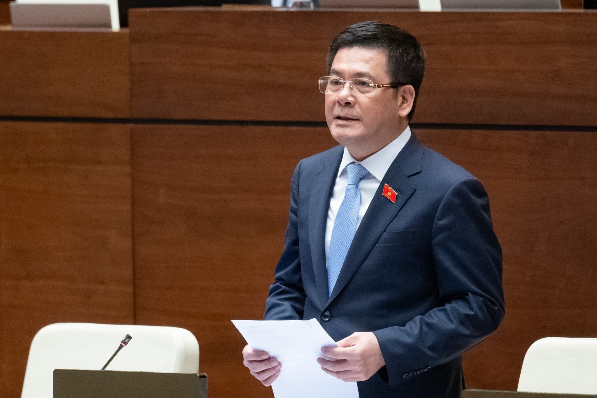 Bộ trưởng Bộ Công Thương Nguyễn Hồng Diên phát biểu tại một phiên họp của Quốc hội Bộ trưởng Bộ Công Thương Nguyễn Hồng Diên phát biểu tại một phiên họp của Quốc hội
